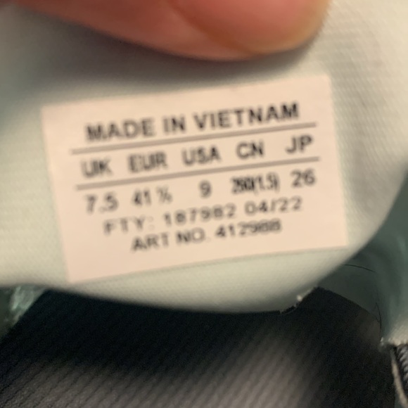 Salomon sport style shoe. US size 9 - Picture 3 of 4